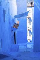 ruelle étroite de la ville bleue avec escalier menant aux structures résidentielles des deux côtés