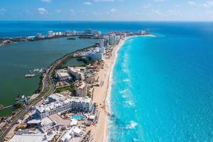 photos aériennes d'hôtels et de complexes de luxe entourant les plages