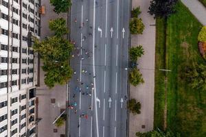 vue aérienne des personnes qui courent le marathon. photo