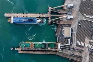 vue aérienne du port de douvres avec de nombreux ferries photo