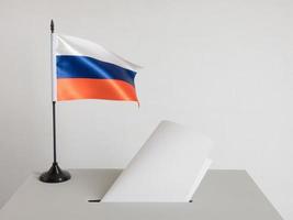 urne avec le drapeau national de la russie. élection présidentielle photo
