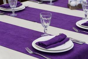 servant une table de banquet dans un restaurant luxueux de style violet et blanc photo