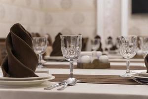 servant une table de banquet dans un restaurant luxueux de style marron et blanc photo