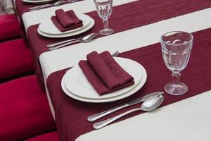 servant une table de banquet dans un restaurant luxueux de style rouge et blanc photo