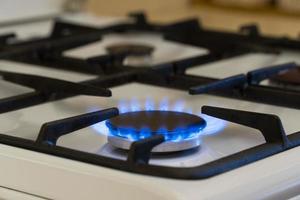 gaz brûlant dans le brûleur de la cuisinière à gaz, pénurie de gaz et crise photo