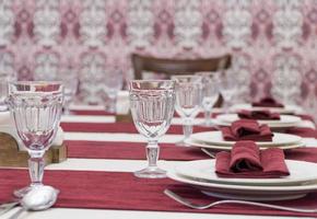 servant une table de banquet dans un restaurant luxueux de style rouge et blanc photo