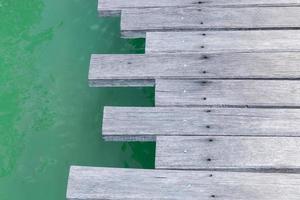 gros plan d'un pont en bois sur la mer photo