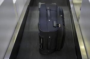 bagages sur le poids sur le tapis roulant au comptoir d'enregistrement à l'aéroport