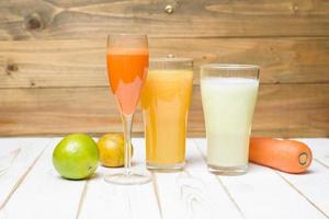 alimentation saine fruits et légumes jus prêt à boire sur table en bois