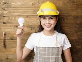 portrait de technicien de femme sur fond de bois photo