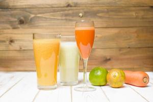 alimentation saine fruits et légumes jus prêt à boire sur table en bois
