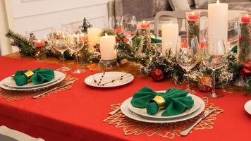 belle table avec des décorations de noël. couleurs rouges photo