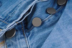 partie de pantalon en jean avec poche et boutons déboutonnés, gros plan photo
