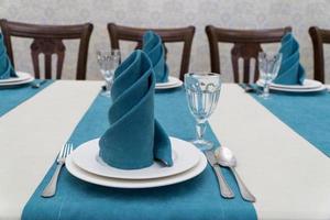 servant une table de banquet dans un restaurant luxueux de style turquoise et blanc photo