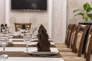 servant une table de banquet dans un restaurant luxueux de style marron et blanc photo