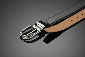 ceinture pour hommes en cuir noir à la mode sur fond noir photo