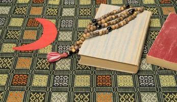 chapelet musulman et coran sur le tapis de prière. concepts islamiques et musulmans photo