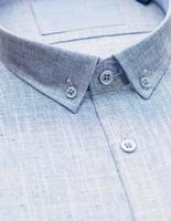 chemise bleue en mettant l'accent sur le col et le bouton, gros plan photo