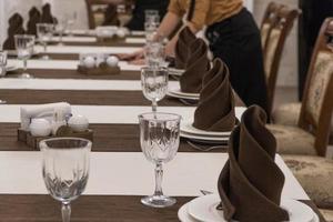 le serveur sert une table de banquet dans un restaurant luxueux photo