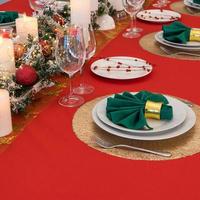 belle table avec des décorations de noël. couleurs rouges photo