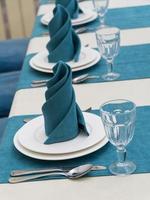 servant une table de banquet dans un restaurant luxueux de style turquoise et blanc photo