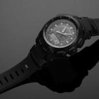 montre pour hommes à la mode sur fond noir photo