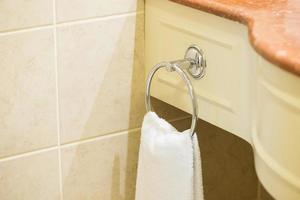 serviette éponge blanche accrochée à un cintre dans la salle de bain de l'hôtel photo