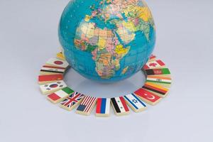 globe avec des drapeaux du monde. photo conceptuelle, communauté mondiale