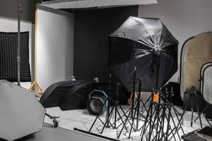 intérieur d'un studio photo moderne. technique et équipement
