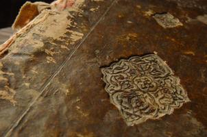 couverture d'un livre arabe ancien. manuscrits et textes arabes anciens photo