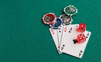 jetons de poker, cartes et dés sur fond vert. le concept de jeu et de divertissement. casino et poker photo