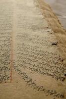 ancien livre ouvert en arabe. vieux manuscrits et textes arabes photo