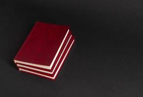 livres avec couverture rouge sur fond noir, isolés. retour à l'école photo