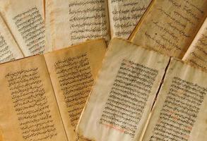 pile de livres anciens ouverts en arabe. vieux manuscrits et textes arabes. vue de dessus photo