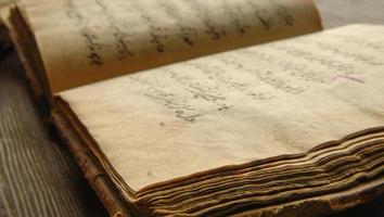 ancien livre ouvert en arabe. vieux manuscrits et textes arabes photo