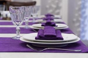 servant une table de banquet dans un restaurant luxueux de style violet et blanc photo