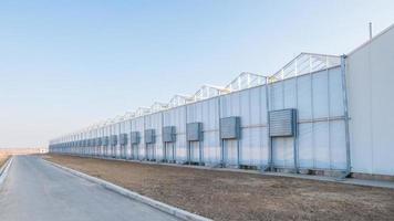 façade de serre avec climatisation et conduits d'air extérieur photo