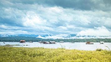 Maison de rafting sur le lac .beau paysage avec des montagnes brumeuses sur fond à Kanchanaburi en Thaïlande photo