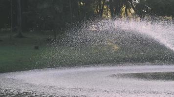 fontaine d'eau réaliste. fontaines avec jets d'eau sur l'étang dans le parc public. photo