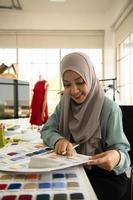 les femmes musulmanes dirigent une petite entreprise dans leur propre maison. est la conception et la confection de vêtements. photo