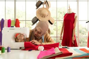 les femmes musulmanes dirigent une petite entreprise dans leur propre maison. est la conception et la confection de vêtements. photo