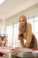 les femmes musulmanes dirigent une petite entreprise dans leur propre maison. est la conception et la confection de vêtements. photo