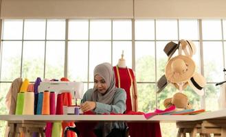 les deux femmes musulmanes dirigent une petite entreprise dans leur propre maison. est la conception et la confection de vêtements. photo