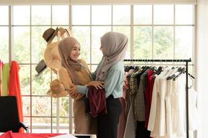 les deux femmes musulmanes dirigent une petite entreprise dans leur propre maison. est la conception et la confection de vêtements. photo