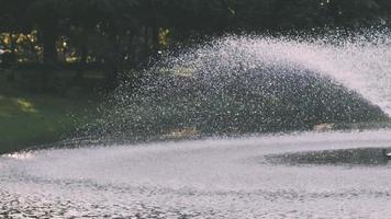 fontaine d'eau réaliste. fontaines avec jets d'eau dans un parc public, vacances détente. photo