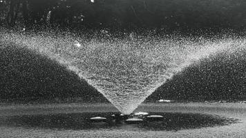 fontaine d'eau réaliste. fontaines avec jets d'eau sur l'étang dans le parc public. photo