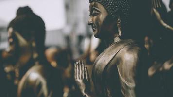 statue de bouddha utilisée comme amulettes de la religion bouddhique photo
