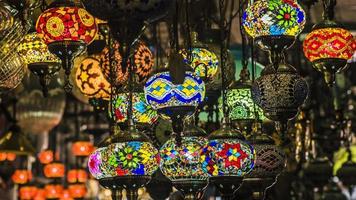 éclairage marocain de lanterne d'istanbul, lampe marocaine. style marocain.unique. lanternes et lampes marocaines. lanternes et lampes turques. lanternes colorées. lampes à vendre dans le grand bazar