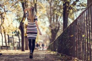 jeune femme blonde marchant dans la rue photo