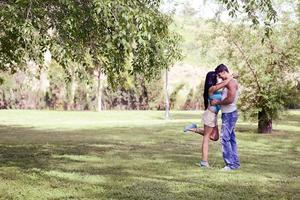 jeune couple s'embrassant dans un beau parc photo